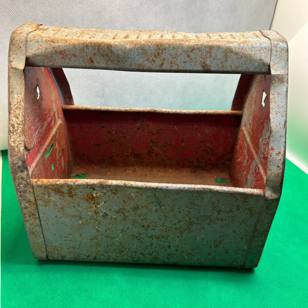 Vintage Metal tote/tool/toy/shoe shine box. Circa 1950's. Lots of patina. (992)